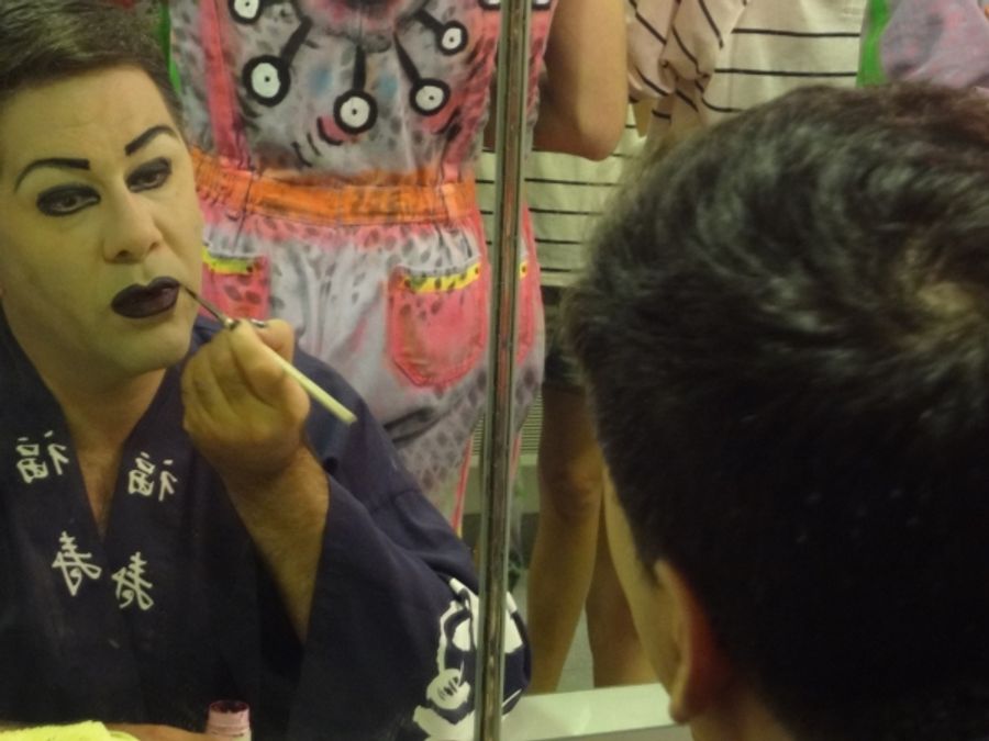 Photo Coverage: 'La Parka' se prepara para salir a escena Image