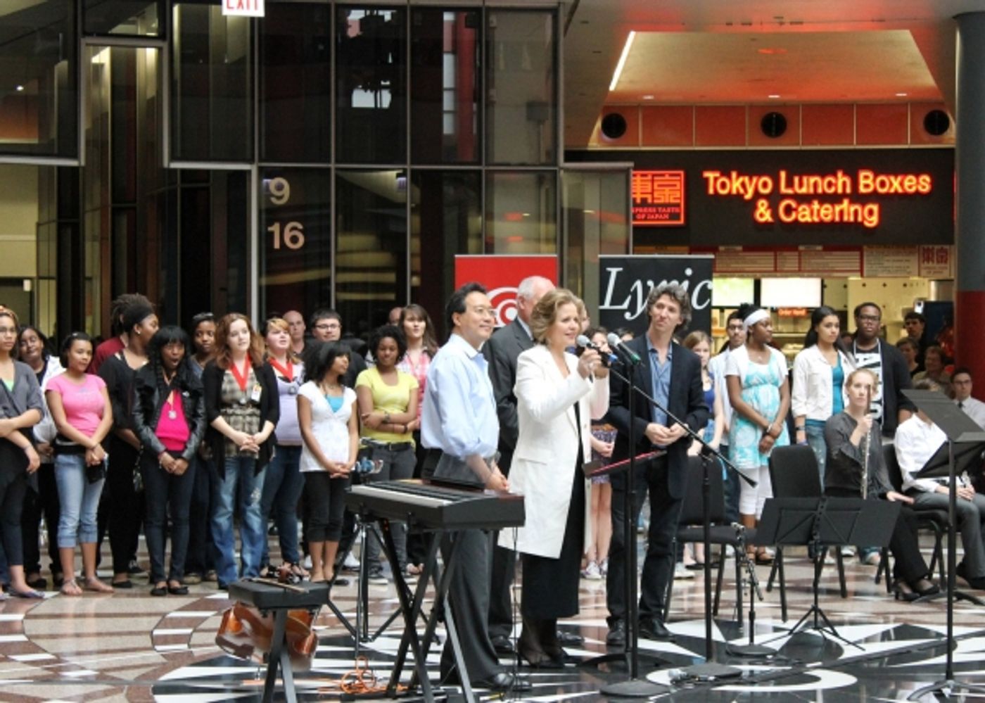 Photo Flash: Renee Fleming, Yo-Yo Ma Surprise Diners With Performance at Thompson Center  Image