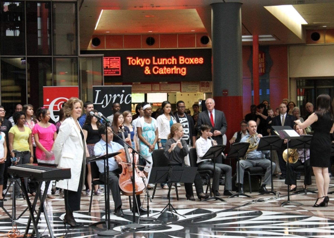 Photo Flash: Renee Fleming, Yo-Yo Ma Surprise Diners With Performance at Thompson Center  Image