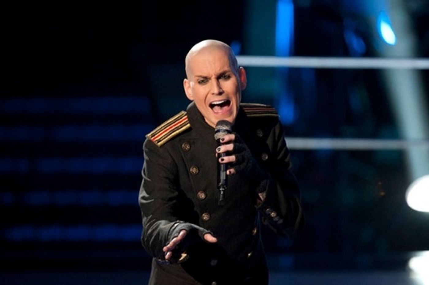 Photo Flash: First Look - Tony Vincent Performs on Next Week's THE VOICE, 3/26  Image