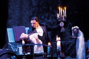 John Owen-Jones como The Phantom y Katie Hall como Christine @ BroadwayWorld John Owen-Jones como The Phantom y Katie Hall como Christine Photo