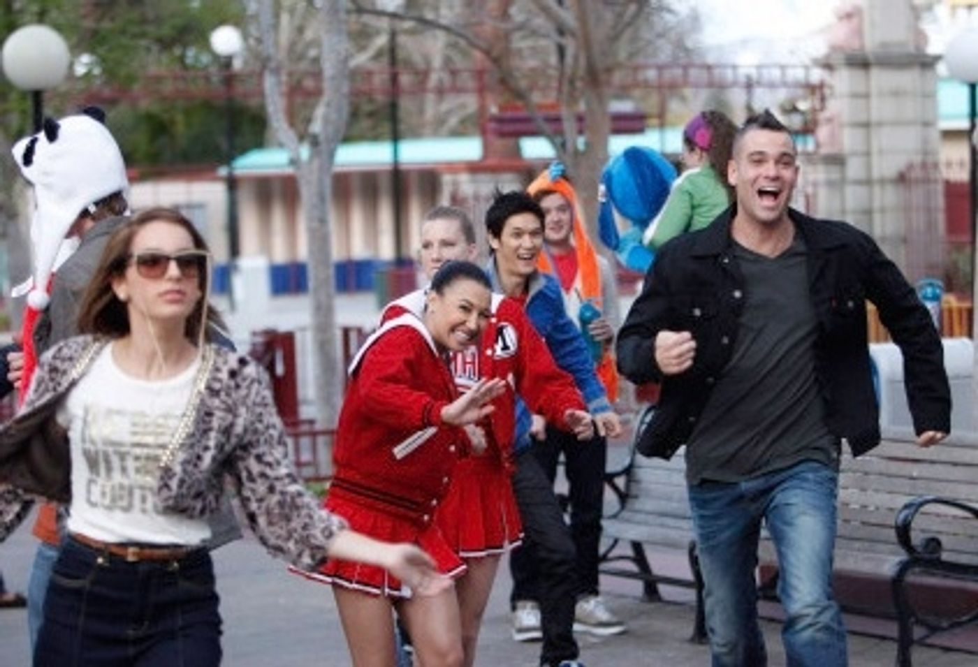 Photo Flash: GLEE Returns Tonight With 'Senior Ditch Day'  Image
