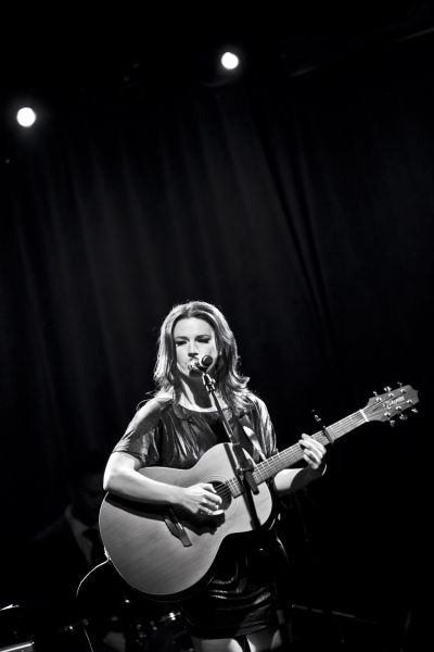 Carrie Manolakos Photo