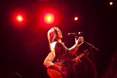 Carrie Manolakos Photo