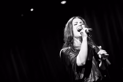 Carrie Manolakos Photo