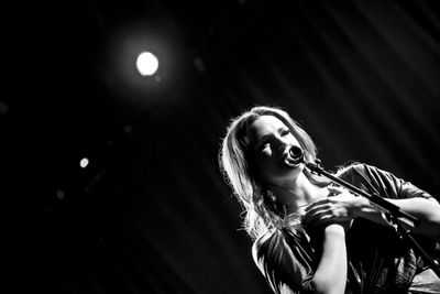 Carrie Manolakos Photo