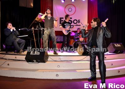 Toni Comas, Raul Fernandez, Israel Lozano y la banda
 Photo