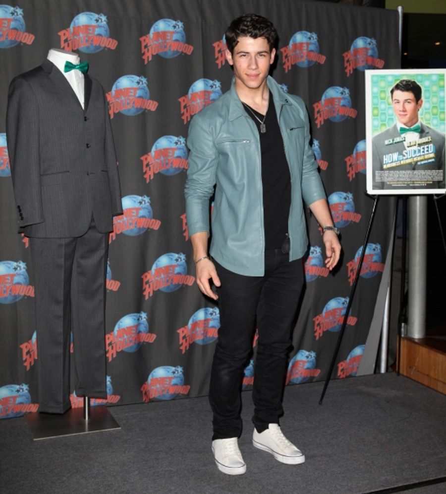 Photo Coverage: HOW TO SUCCEED's Nick Jonas, Michael Urie & Stephanie Rothenberg Visit Planet Hollywood Image