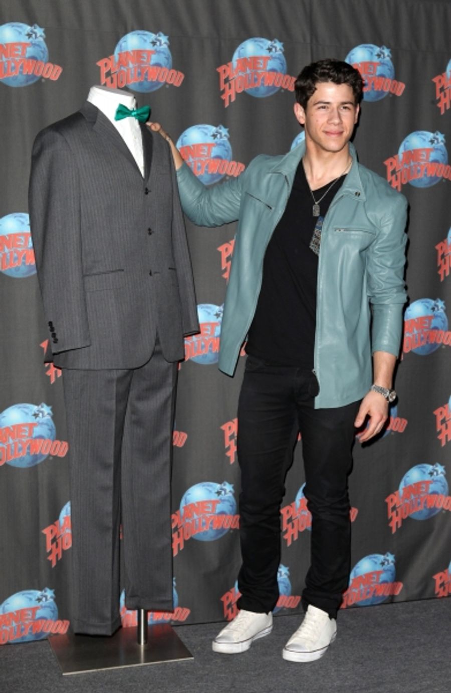 Photo Coverage: HOW TO SUCCEED's Nick Jonas, Michael Urie & Stephanie Rothenberg Visit Planet Hollywood Image