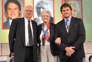 Richard Meier, Angela Lansbury and Tony La Russa in the Great Hall of Ellis Island af Photo