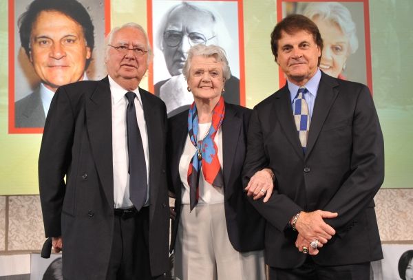 Richard Meier, Angela Lansbury and Tony La Russa in the Great Hall of Ellis Island af Photo