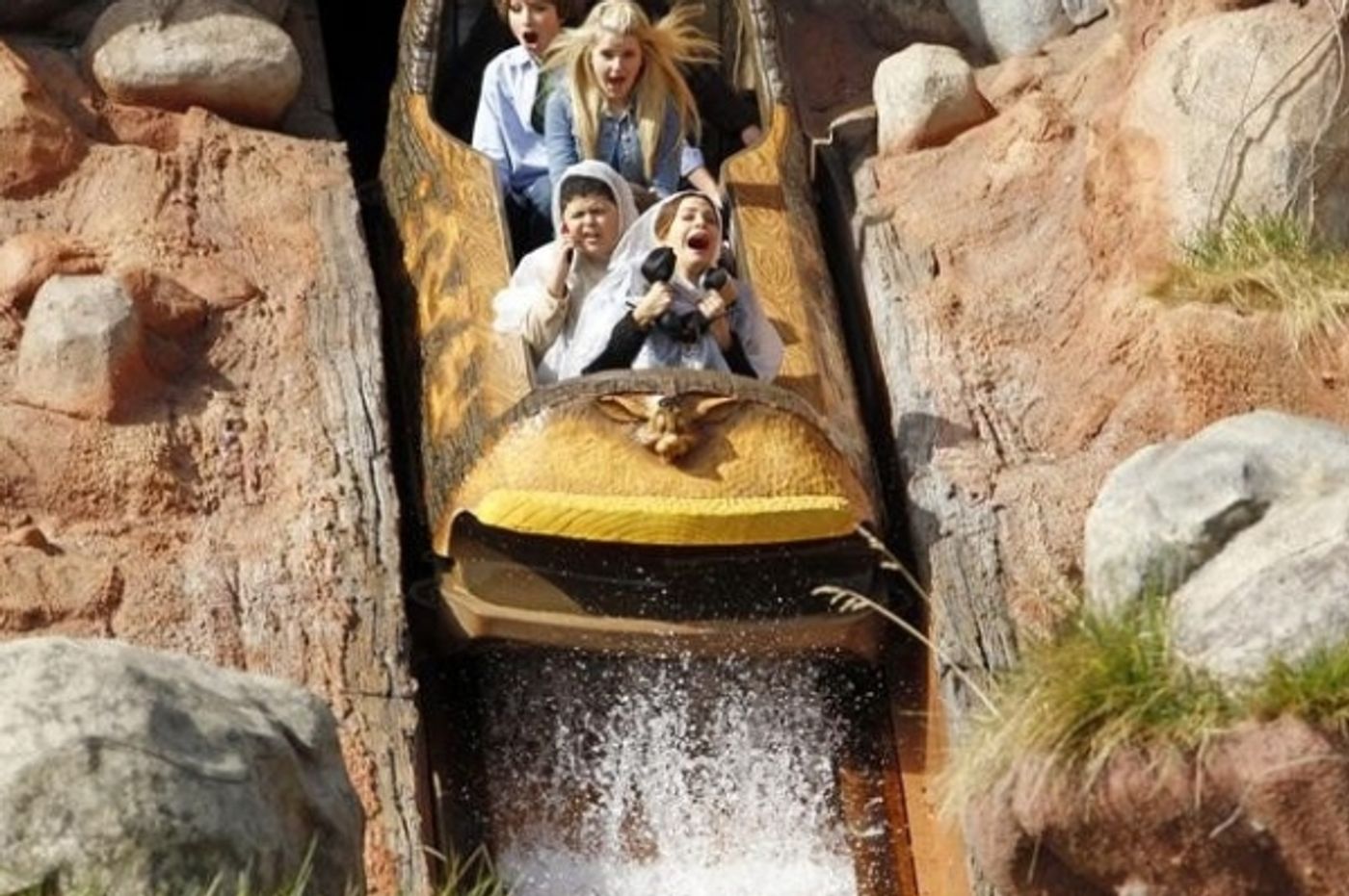 Photo Flash: More Photos of MODERN FAMILY in Disneyland; Episode Airs Tonight!  Image