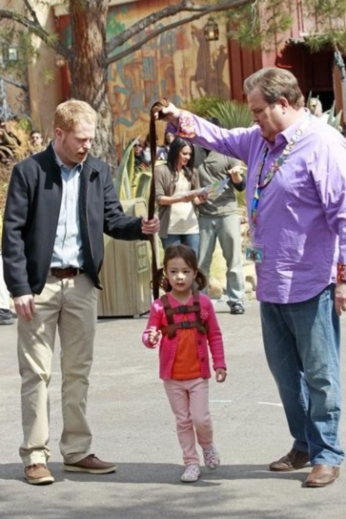 Photo Flash: More Photos of MODERN FAMILY in Disneyland; Episode Airs Tonight!  Image