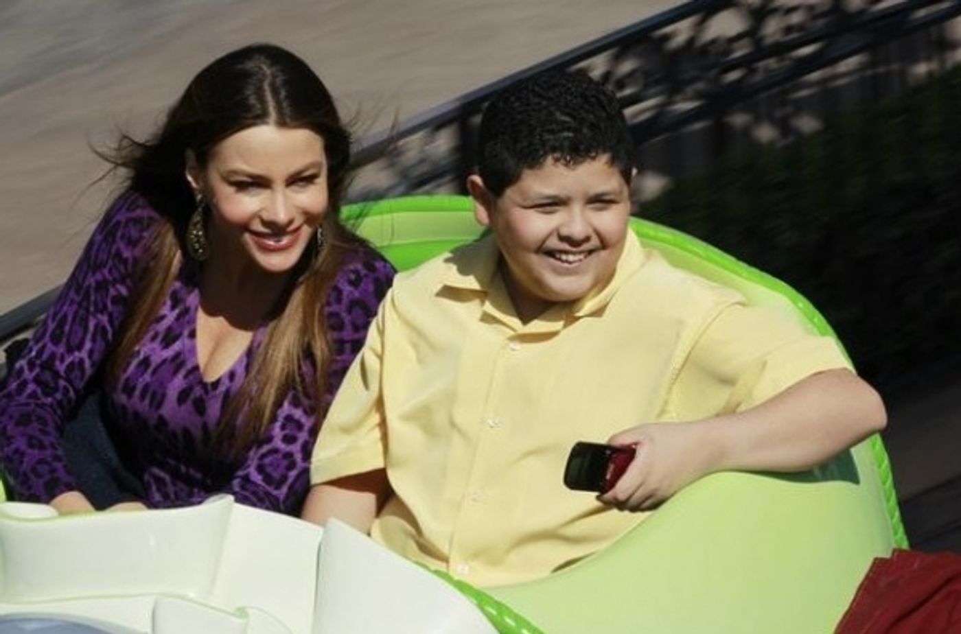 Photo Flash: More Photos of MODERN FAMILY in Disneyland; Episode Airs Tonight!  Image