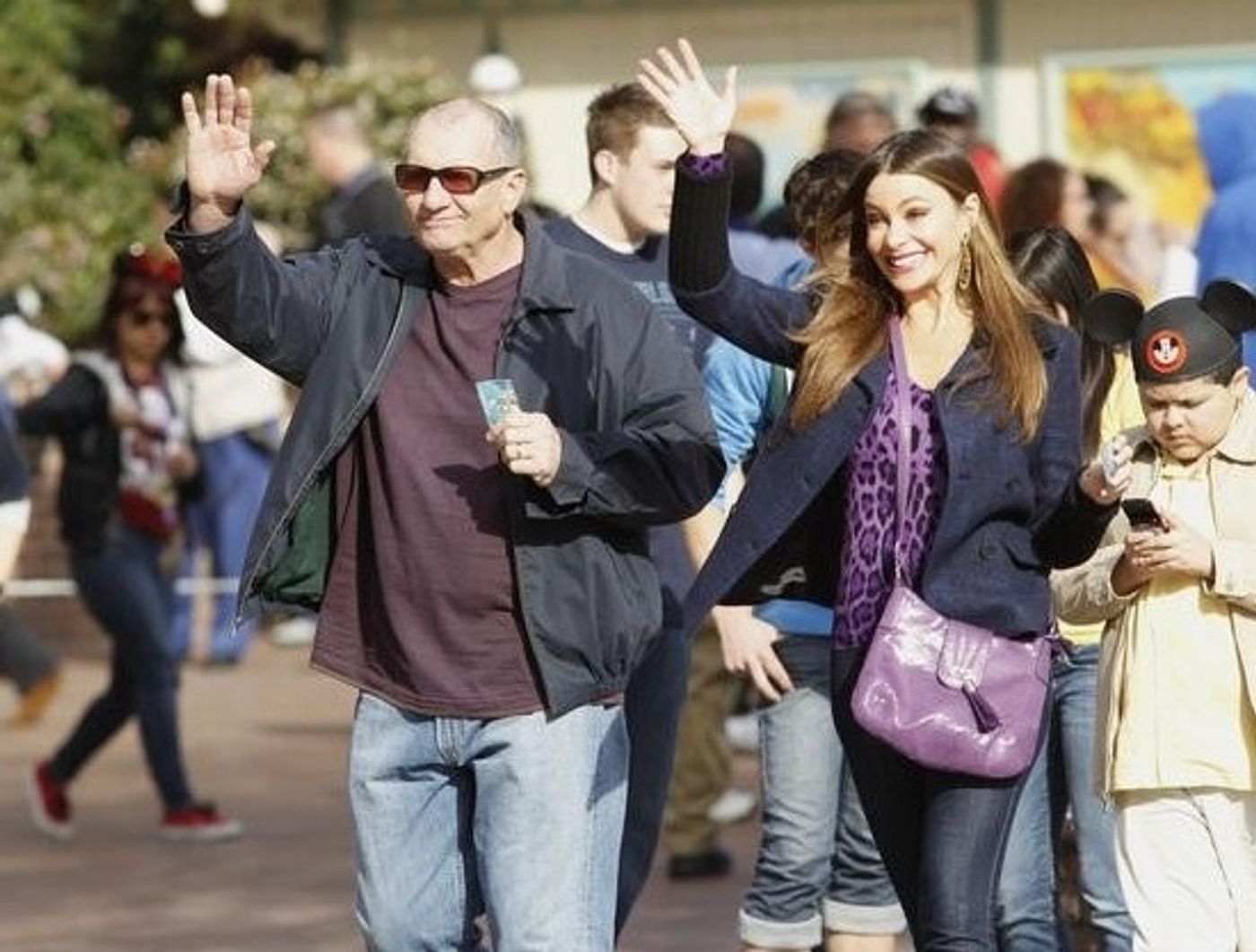 Photo Flash: More Photos of MODERN FAMILY in Disneyland; Episode Airs Tonight!  Image