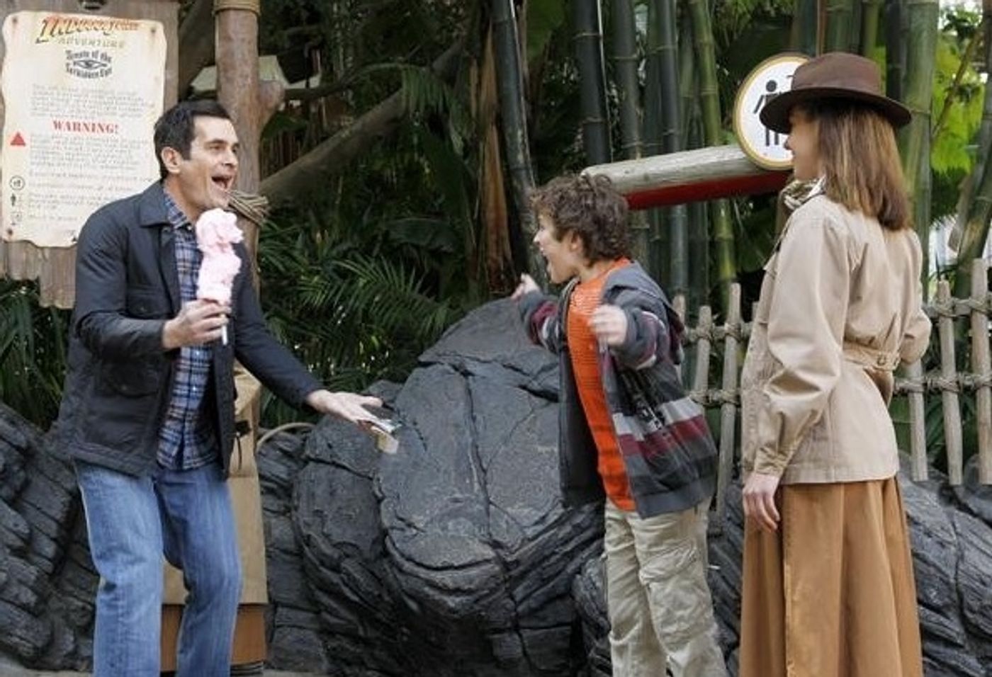 Photo Flash: More Photos of MODERN FAMILY in Disneyland; Episode Airs Tonight!  Image