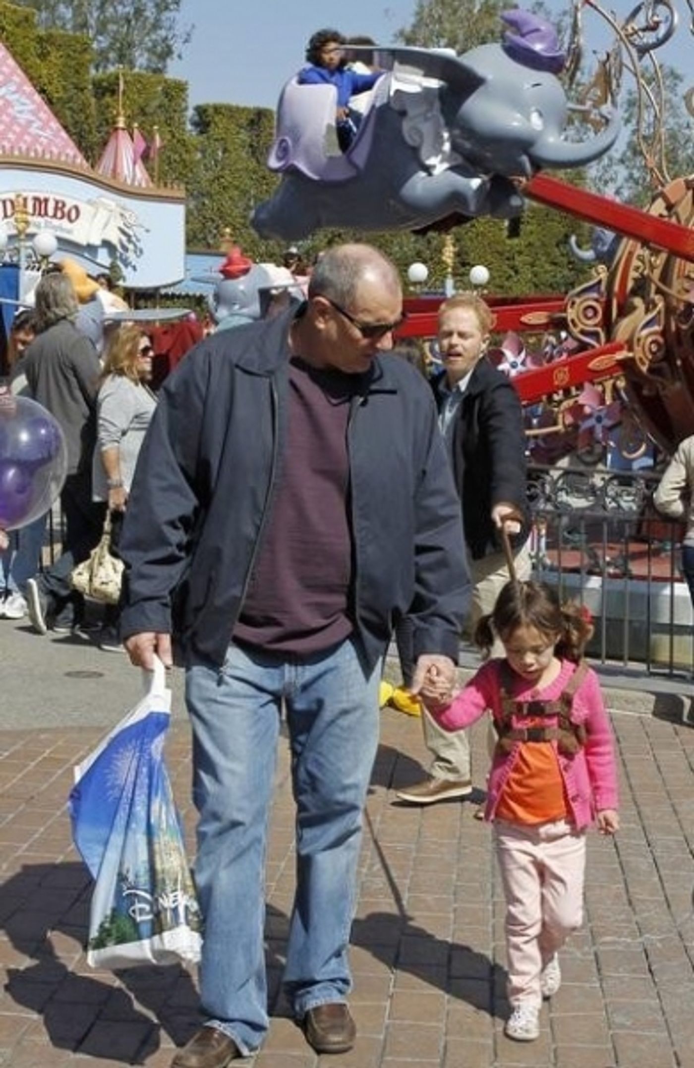 Photo Flash: More Photos of MODERN FAMILY in Disneyland; Episode Airs Tonight!  Image