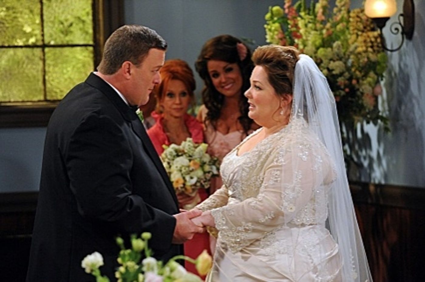 Photo Flash: First Look - 'The Wedding' on CBS's MIKE & MOLLY, Airing Tonight, 5/14  Image