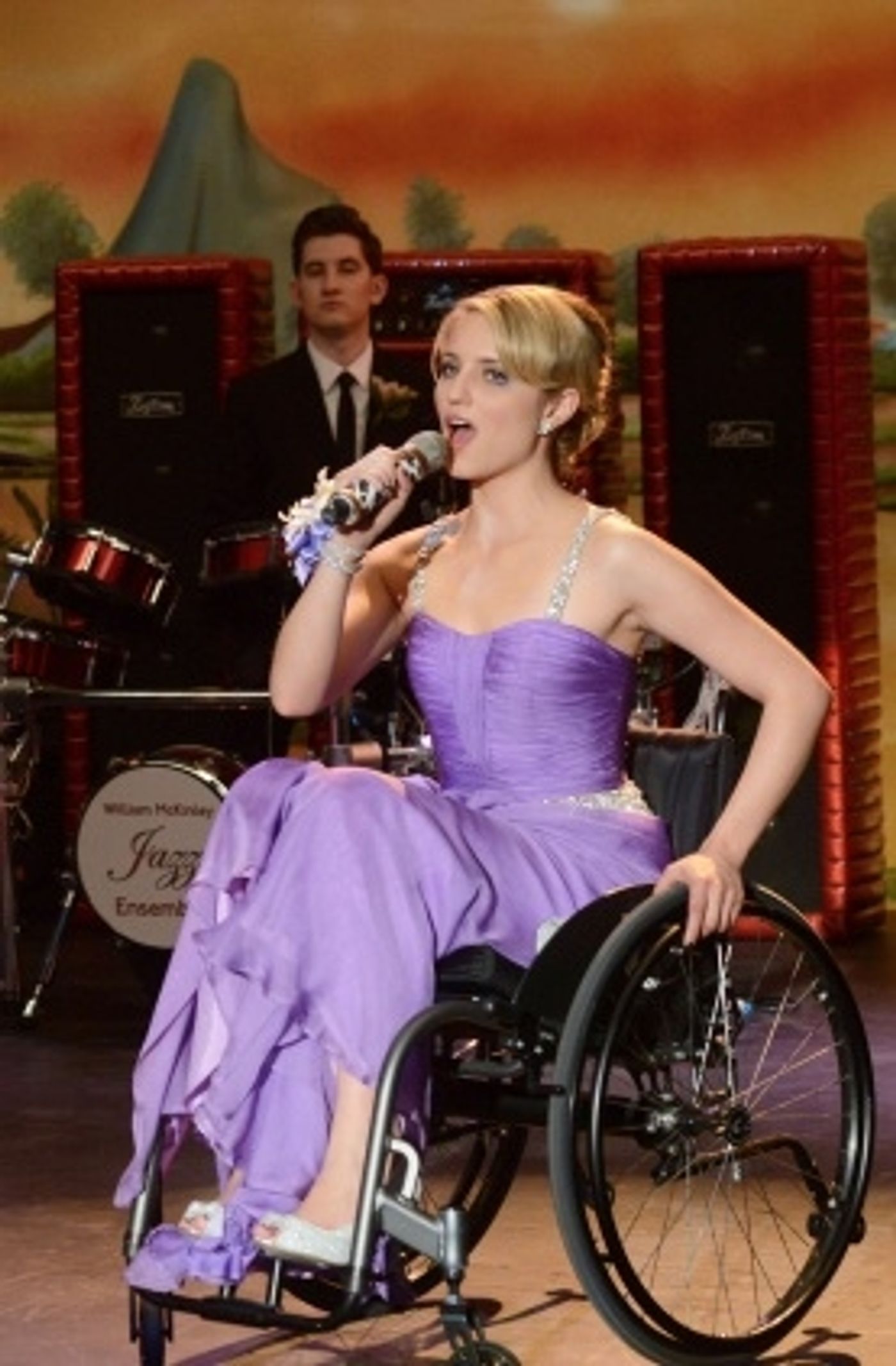 Photos and Audio: Tonight on GLEE- One Direction, Fergie and More!  Image