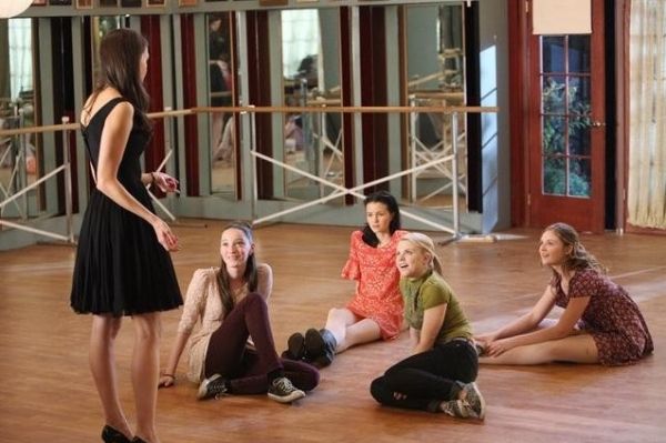 Sutton Foster with Emma Dumont, Julia Goldani Telles, Bailey Buntain and Kaitlyn Jenk Photo