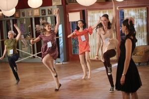 Sutton Foster with Emma Dumont, Julia Goldani Telles, Bailey Buntain and Kaitlyn Jenk Photo
