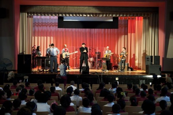 Director Phil McKinley welcomes the students and introduces the band of SPIDER-MAN Tu Photo