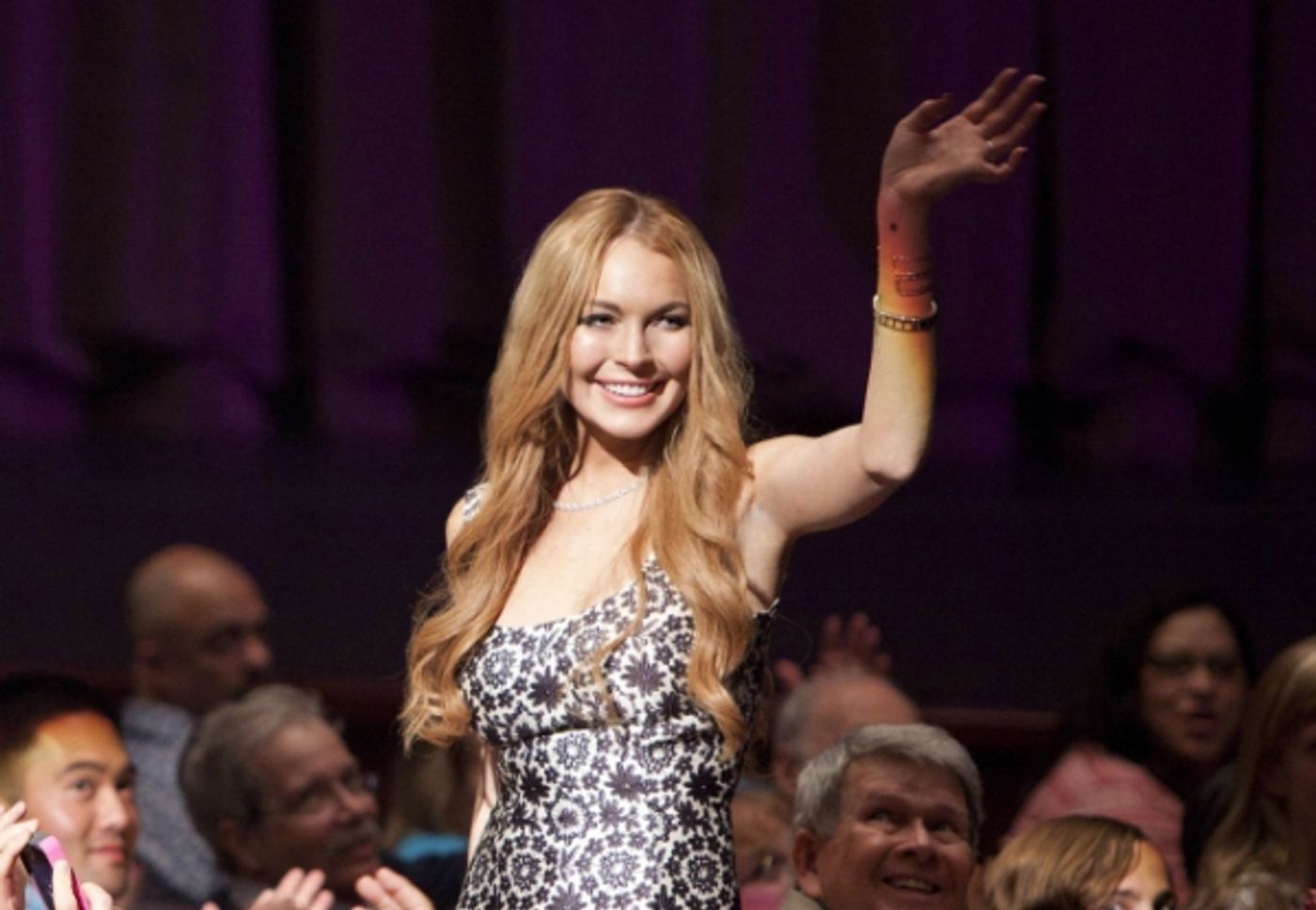 Photo Flash: Lindsay Lohan Guest Stars on Next Week's GLEE!  Image