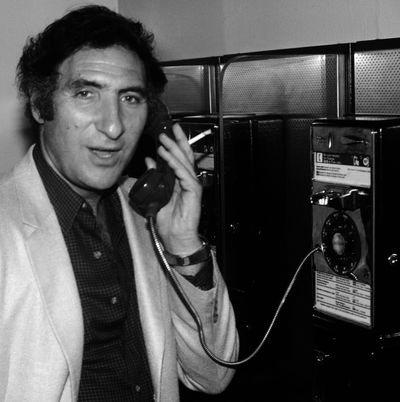 Judd Hirsch photographed in New York City in 1985.  Photo
