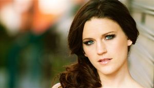 Carrie Manolakos Photo