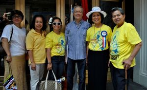 Jorge Ortoll, Loida Nicolas Lewis, and members of U.S. Pinoys for Good Governance @ BroadwayWorld Jorge Ortoll, Loida Nicolas Lewis, and members of U.S. Pinoys for Good Governance Photo