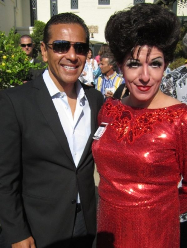  Judy Garland (Peter Mac) with Los Angeles Mayor Antonio Villaraigosa Photo