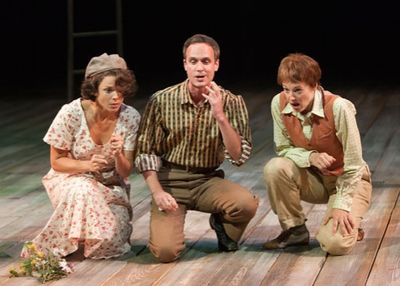 (from left) Vivia Font as Celia, Jay Whittaker as Oliver and Dana Green as Rosalind i Photo