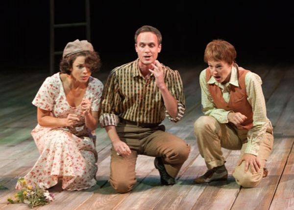 (from left) Vivia Font as Celia, Jay Whittaker as Oliver and Dana Green as Rosalind i Photo