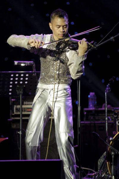 Street violinist and YouTube sensation Bryson Andres, who performed a mashup of One R Photo