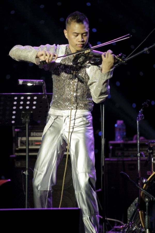 Street violinist and YouTube sensation Bryson Andres, who performed a mashup of One R Photo