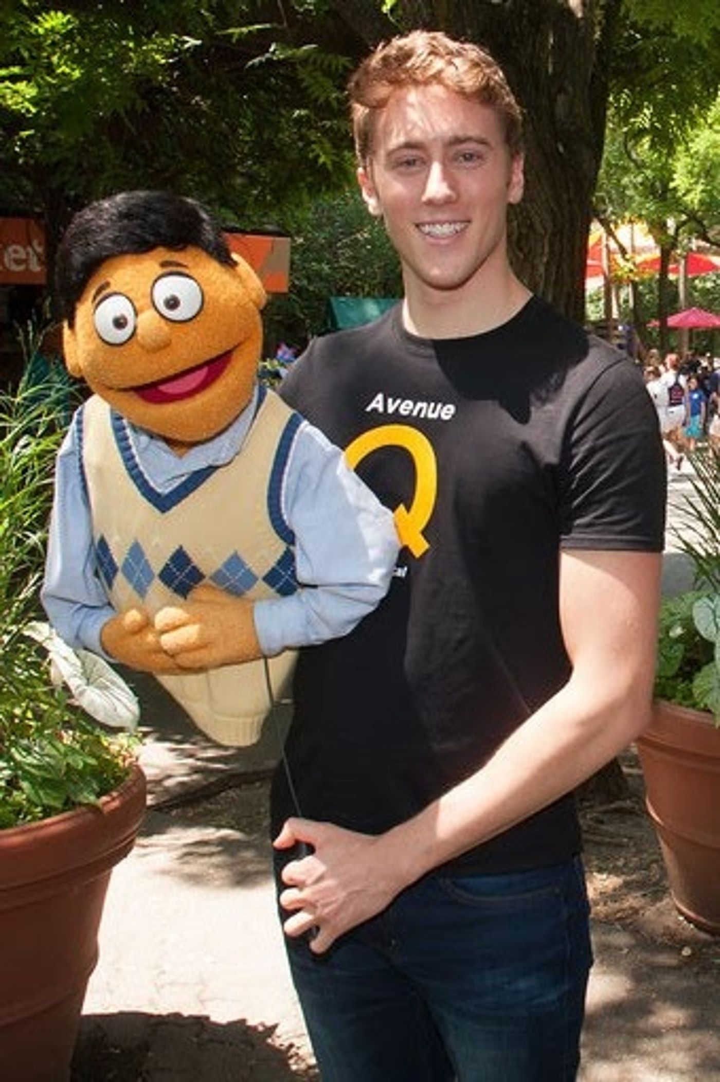 Photo Flash: AVENUE Q Visits AVENUE ZOO at the Bronx Zoo Photo Flash: AVENUE Q Visits AVENUE ZOO at the Bronx Zoo Image