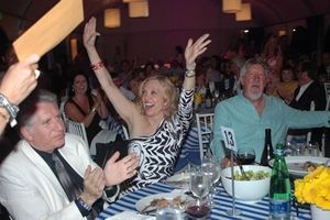 Paul and Dr. Barbara Kushner, winner of an auction item, with David Geiser Photo