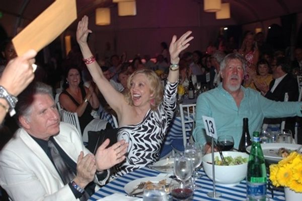 Paul and Dr. Barbara Kushner, winner of an auction item, with David Geiser Photo