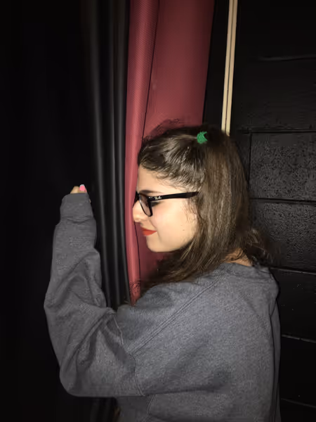 Curtain lady profile photo